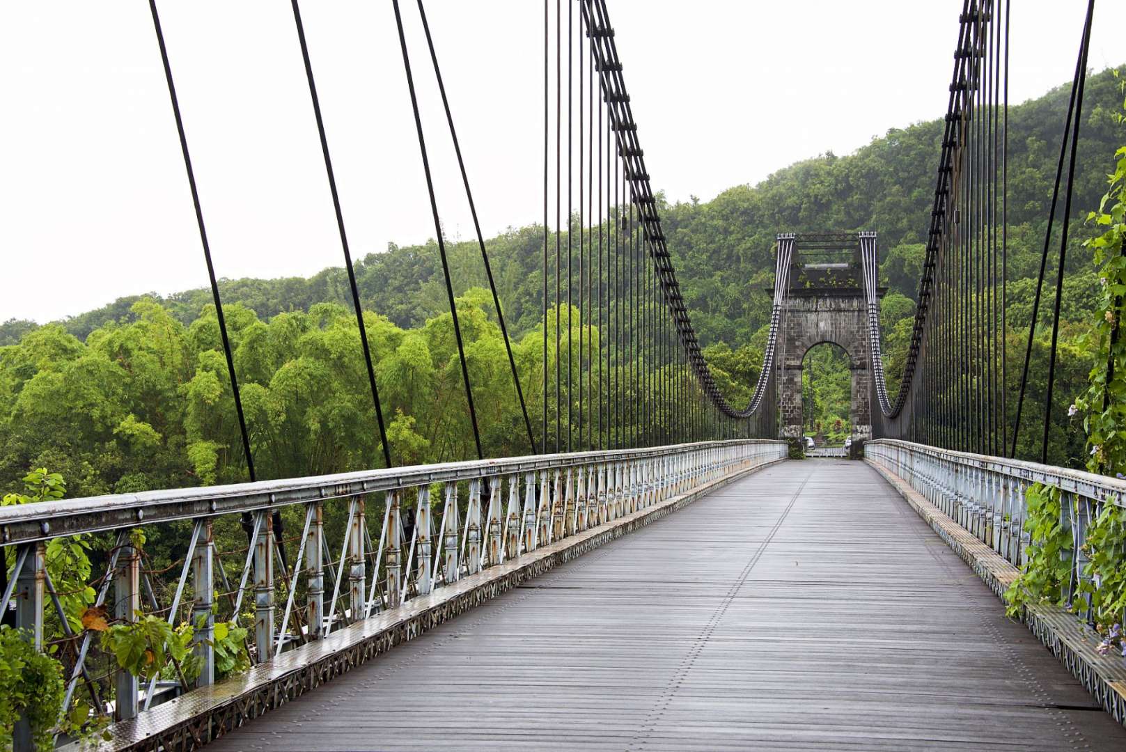 Bei Sainte-Anne: Alte Hängebrücke an der Ostküste