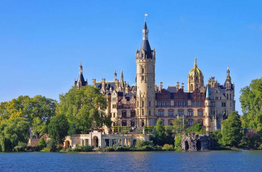 Märchenschloss auf einer Parkinsel: Schwerin