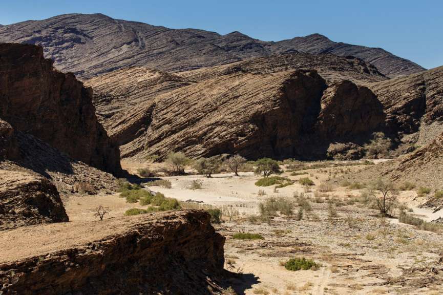 Unwirkliche, schwarze Schlucht: Kuiseb Pass
