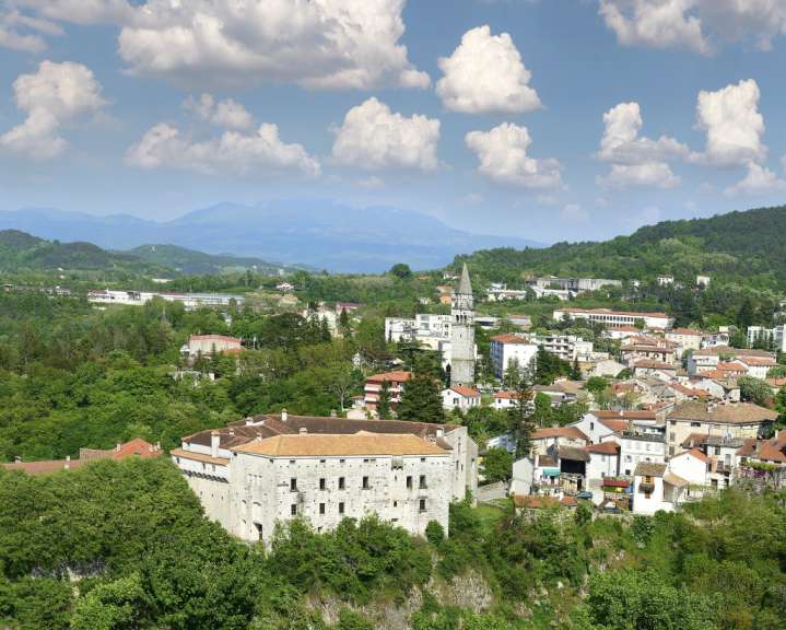 Blick über Burg Montecuccoli und Pazin