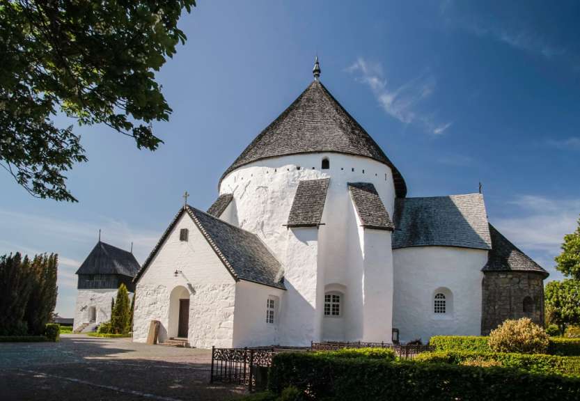 Wuchtige Mauern, runder Grundriss: Østerlarskirke