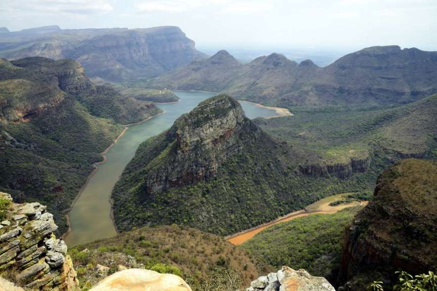 Dichte Vegetation, steile Hänge: Abstieg in den Canyon