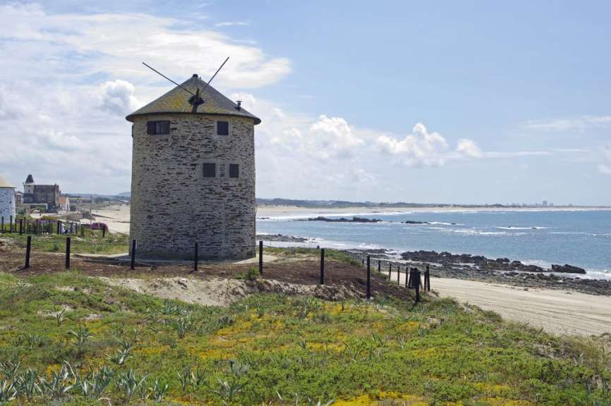 Sturm treibt die Windmühlen an: Naturpark Litoral Norte