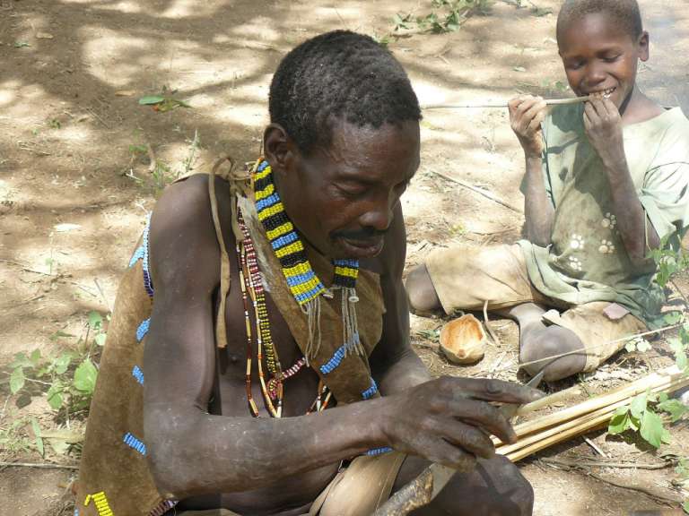 Bearbeiten der Pfeile für die Jagd: bei den Hadzabe