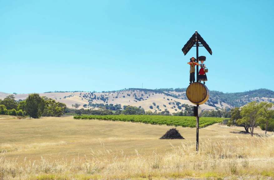 Schild mit deutschen Trachten: Weingut bei Tanunda