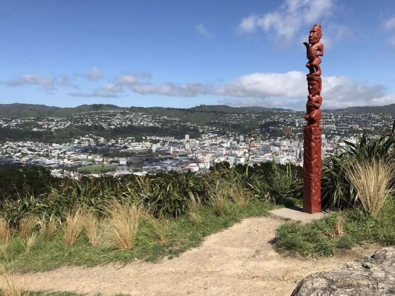 Statt Gipfelkreuz: Maorisäule auf dem Mount Vic