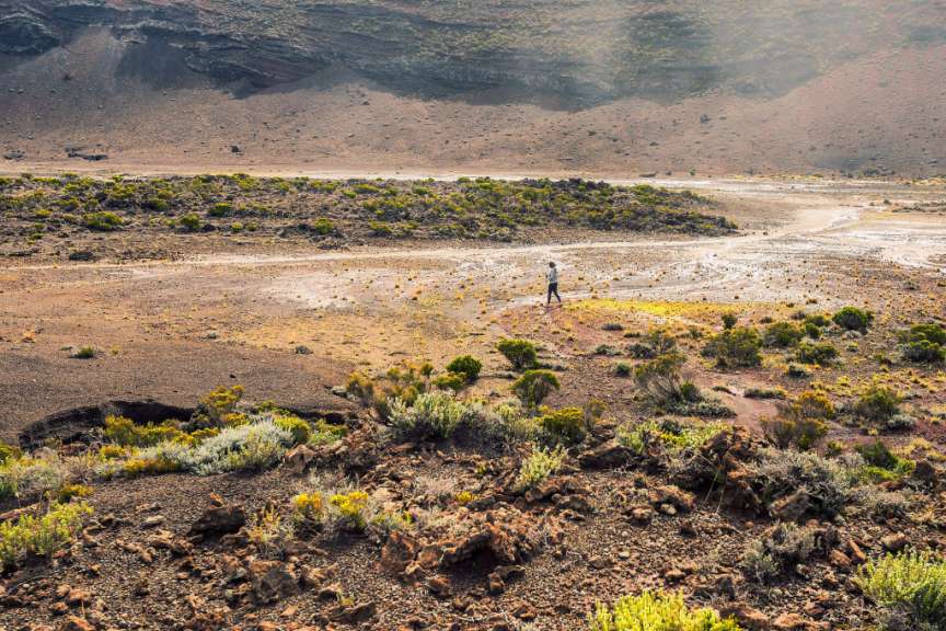 Wandern über eine Ebene am Piton de la Fournaise