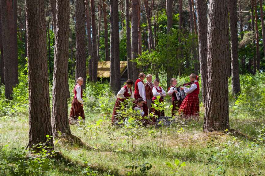 Volkstanz im Wald: Lettisches Freilichtmuseum