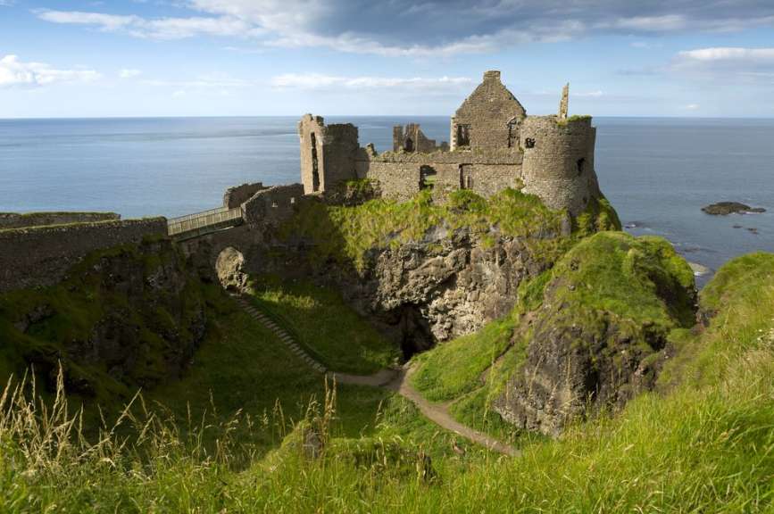 Auf einer Felsklippe: Dunluce Castle