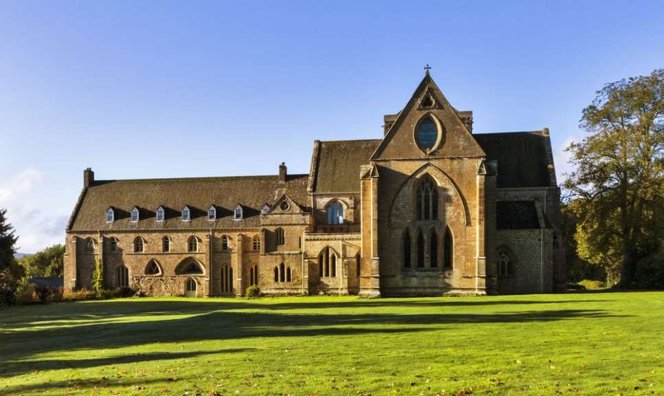 Erstrahlt im Morgenlicht: Pluscarden Abbey