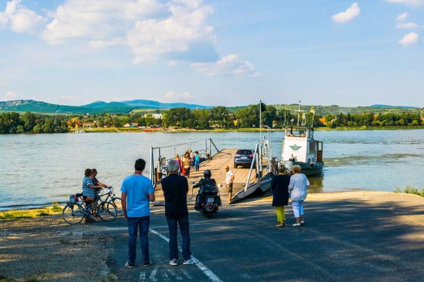 Am Donauknie: Autofähre bei Vac