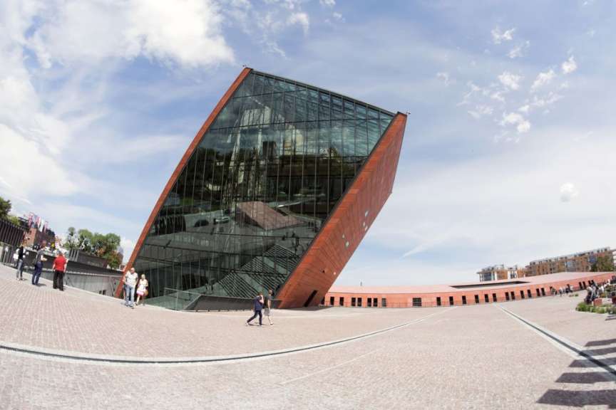 Ragt schräg aus dem Boden heraus: Muzeum II Wojny Światowej