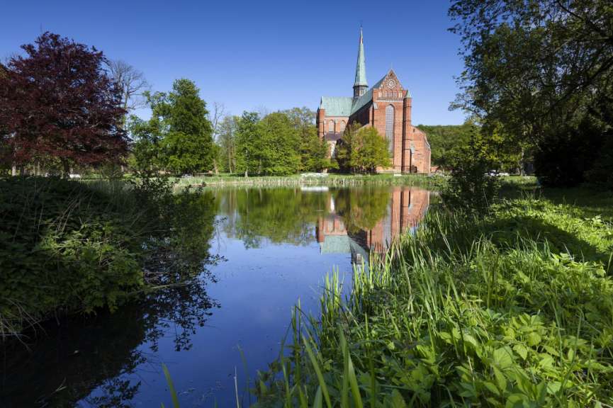 In englischem Landschaftspark: Klosterkirche Doberan