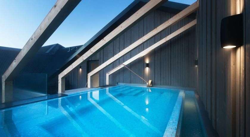 Baden auf dem Dach: Hotel in Keflavik