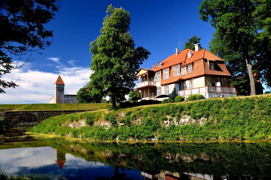 Im Angesicht der Arensburg: Villa in Kuressaare