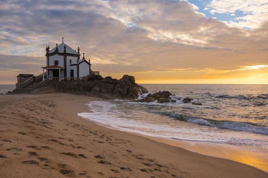 Romantische Kirche am Atlantik: Capela do Senhor da Pedra