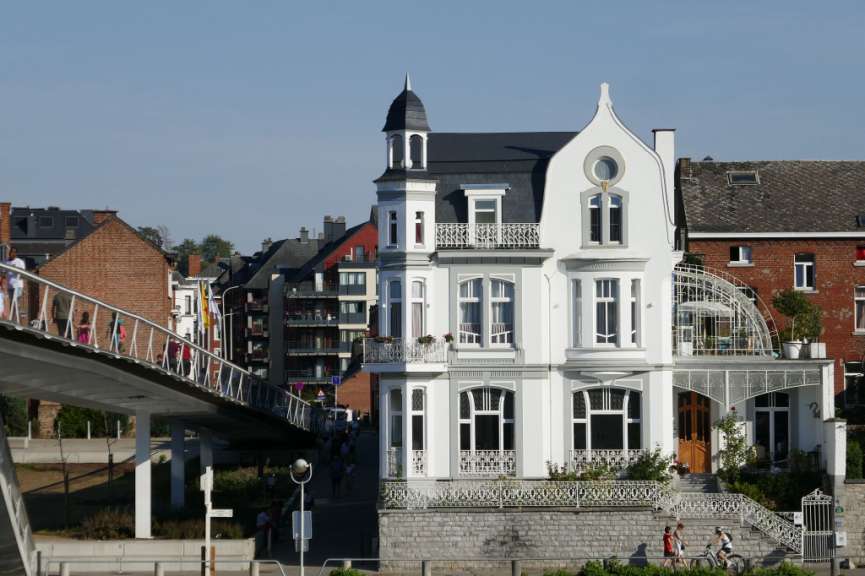 Blick auf die Zitadelle: Villa am Ufer der Maas