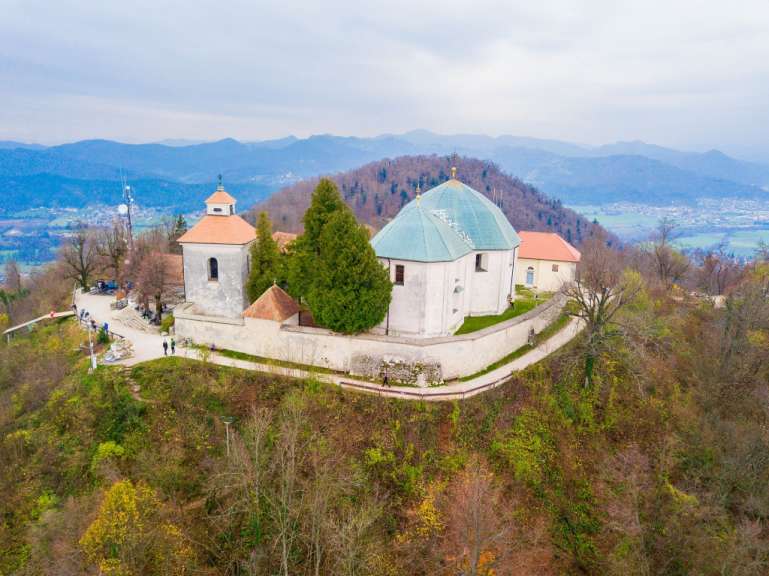 Ausblick und Wehrkirche: Šmarna gora