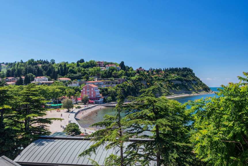 Badebucht mit kristallklarem Wasser: Fiesa