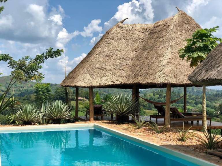 Am Hang des Vulkans: Pool mit Ausblick