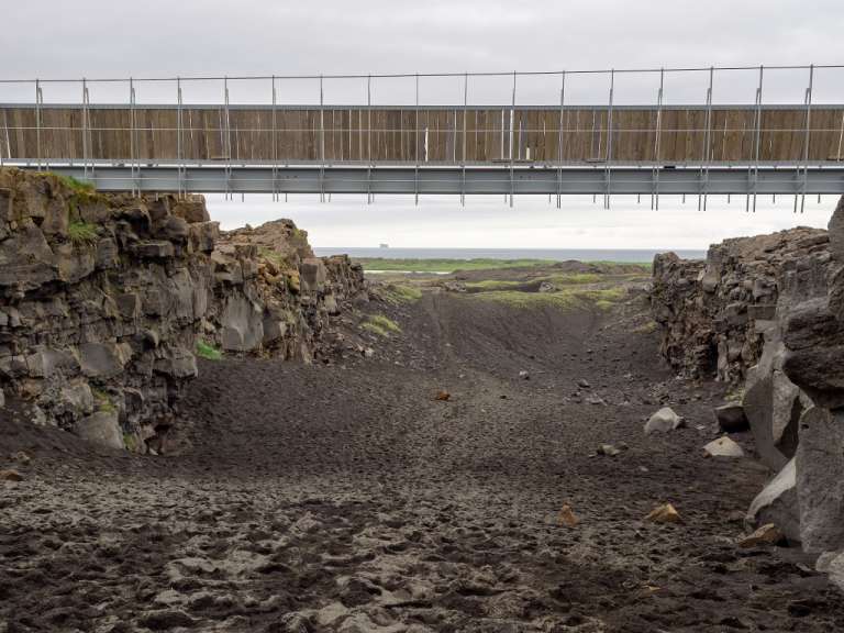 Brücke in den Lavafeldern der Reykjanes Halbinsel: Miðlína