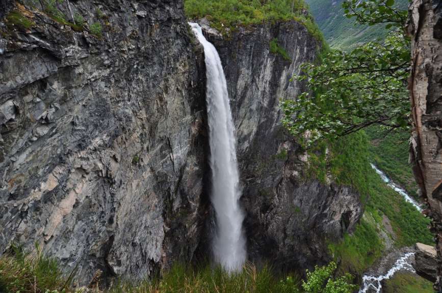 Rund 270 Meter stürzt das Wasser in die Tiefe: Vettisfossen