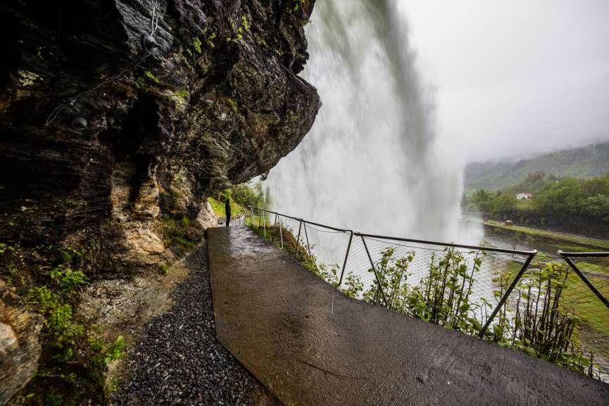 Geschützte Passage unter dem Wasser: Steinsdalsfossen