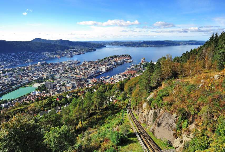 Mit der Seilbahn hinauf zum Gipfel: Panoramasicht vom Fløyen