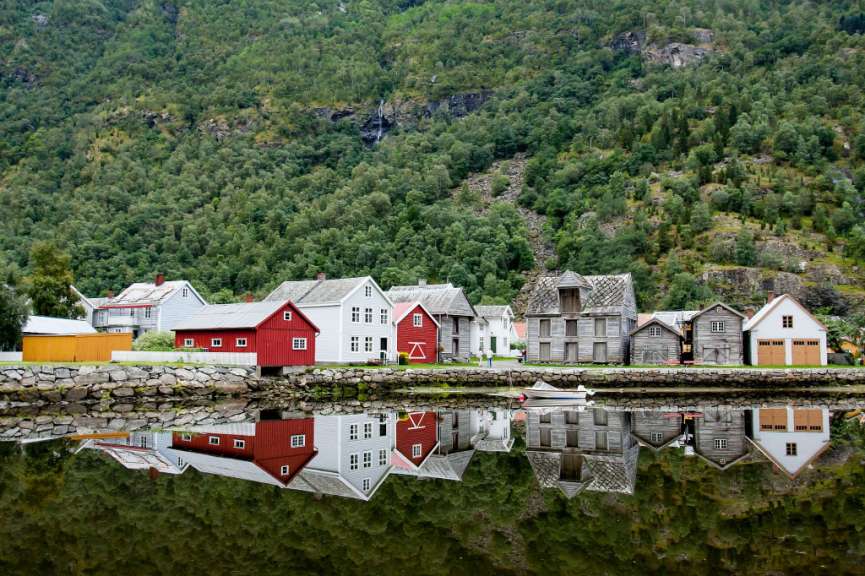 Mehrere Hundert Jahre alt: Ortskern von Lærdalsøyri