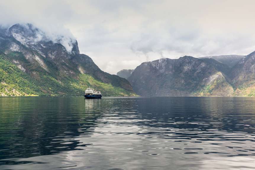 Tagesausflug: auf der Linienfähre durch den Nærøyfjord