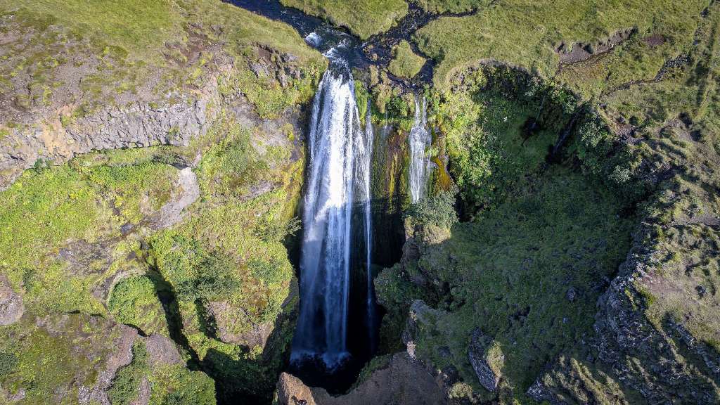 Moosbewachsene Wände und schwarze Lava