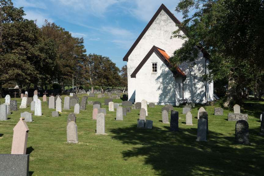 Normannische Giske Kirke mit Friedhof