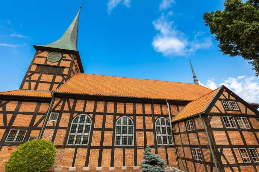 Barocke Malereien: Fachwerkkirche von Stegna