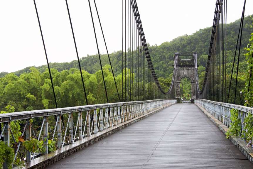 Bei Sainte-Anne: Alte Hängebrücke an der Ostküste