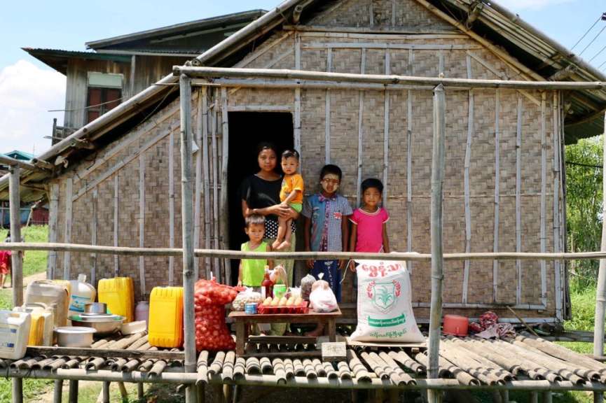 Familien erhalten Essensspenden