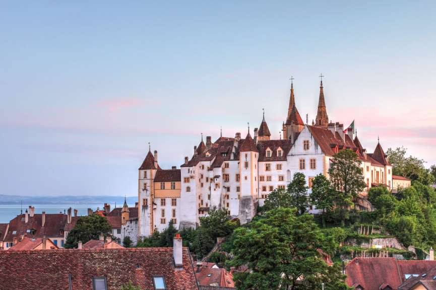 Im warmen Sonnenuntergang: Schloss Neuenburg über Neuchâtel