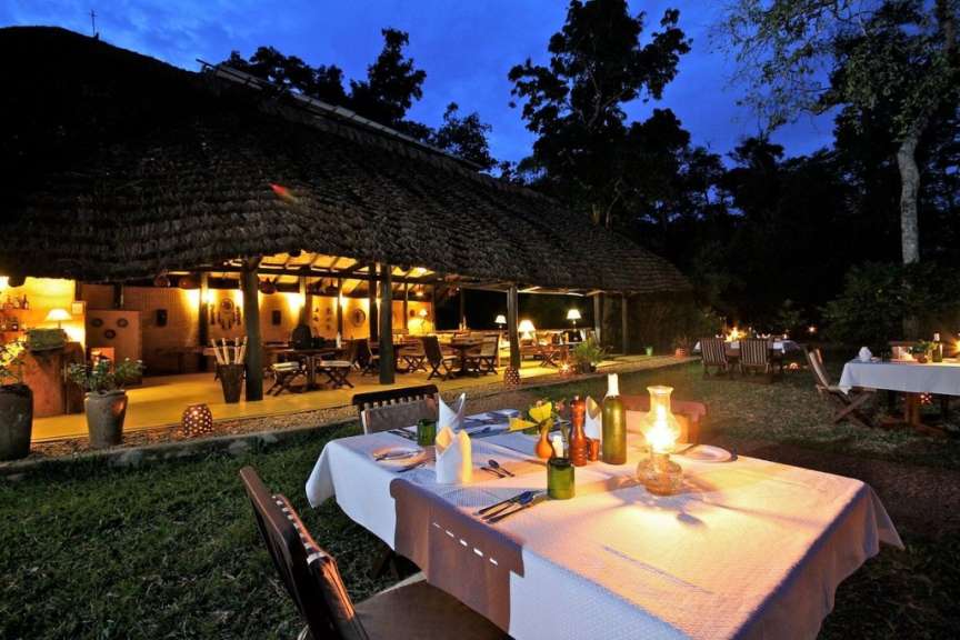 Dinner am Ntungwe Fluss: Ishasha Wilderness Camp