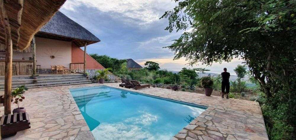 Panoramablick über Lake Albert: Lodge auf dem Albertine Rift