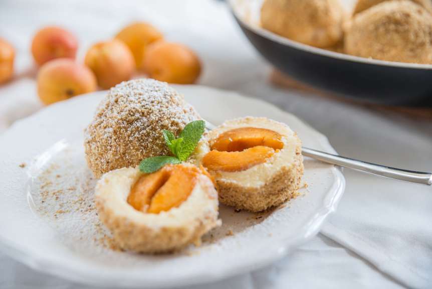 Marillenknödel im Brandteig