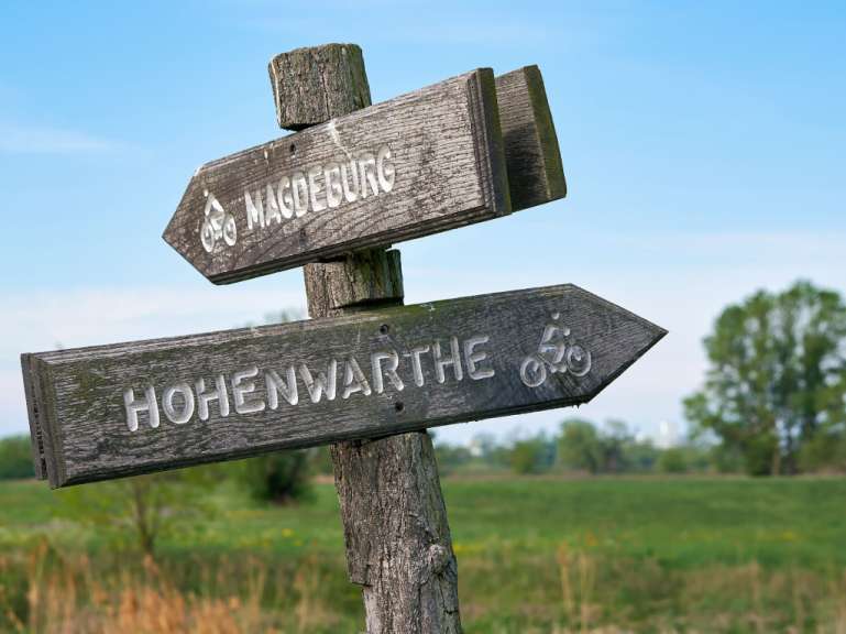 Wegweiser am Elbradweg