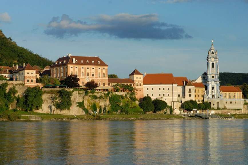 Dürnstein mit Schloss (links im Bild)