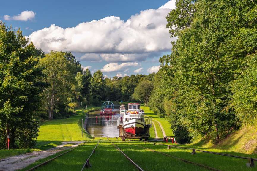 Grüne Natur des Elbląg-Kanals