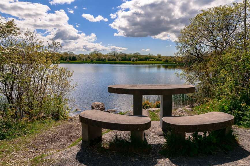 Ausruhen und Ausblick genießen: Halt am Wanderweg
