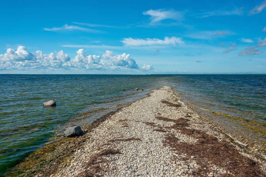 Links und rechts von Wasser umgeben