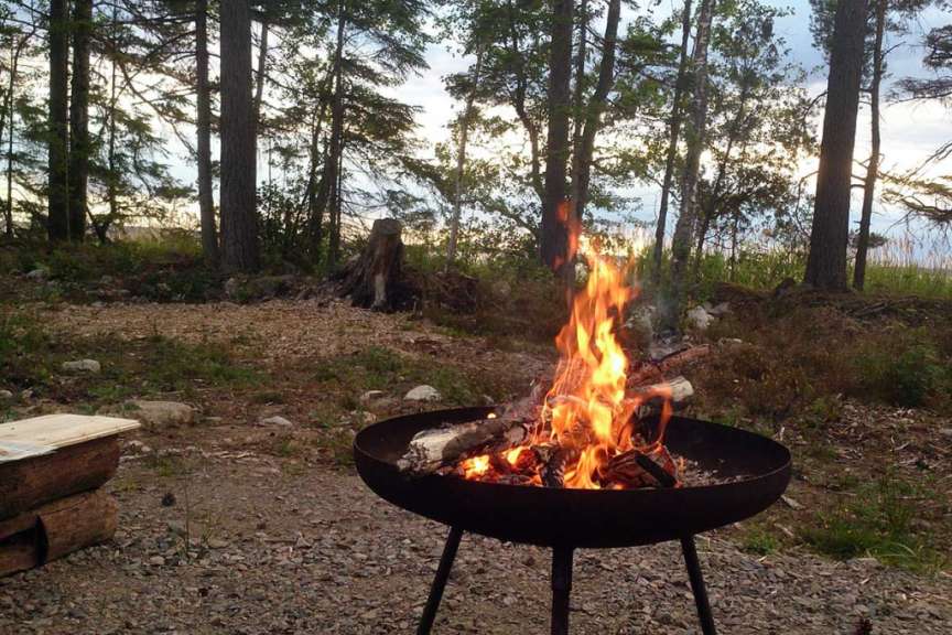 Lädt zu gemütlichen Abenden ein: Lagerfeuer am See
