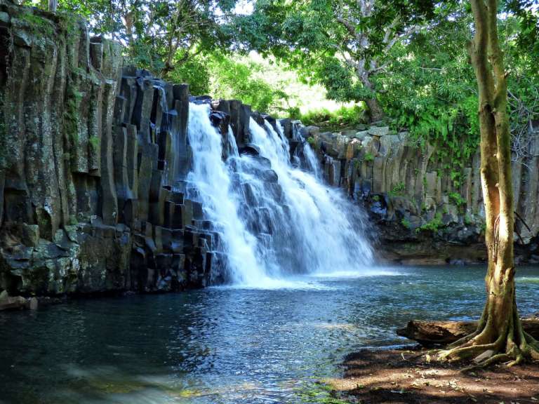 Malerisches Flussbett am Fuß des Wasserfalls
