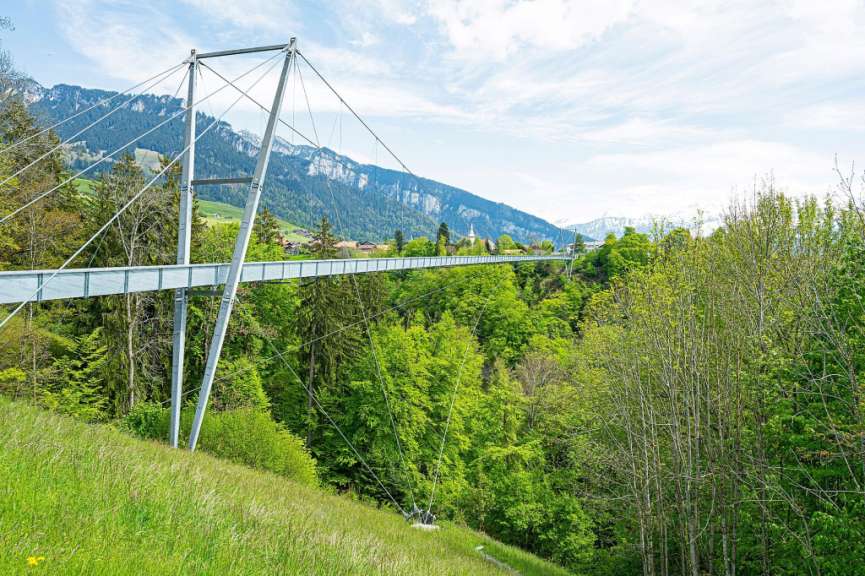 Überspannt von einer Fußgängerbrücke: Gummischlucht