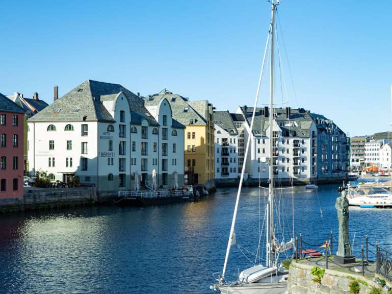 Im Herzen von Ålesund: familiengeführtes Design-Hotel