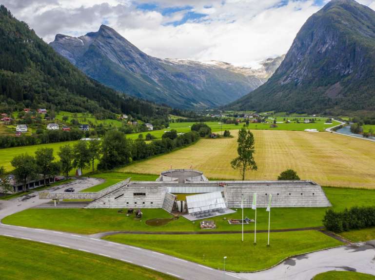 Vor imposanter Kulisse: Gletschermuseum in Fjærland