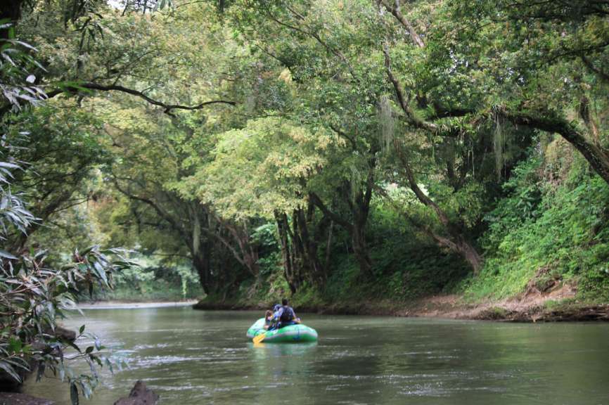 Besondere Perspektive: Floßfahrt auf dem Peñas Blancas